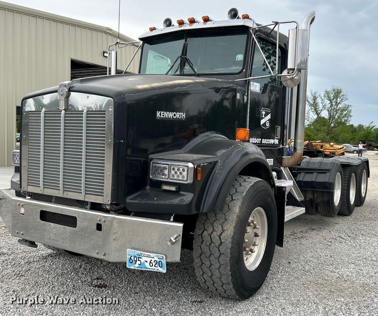 image for item DO1154 1999 Kenworth T800 semi truck