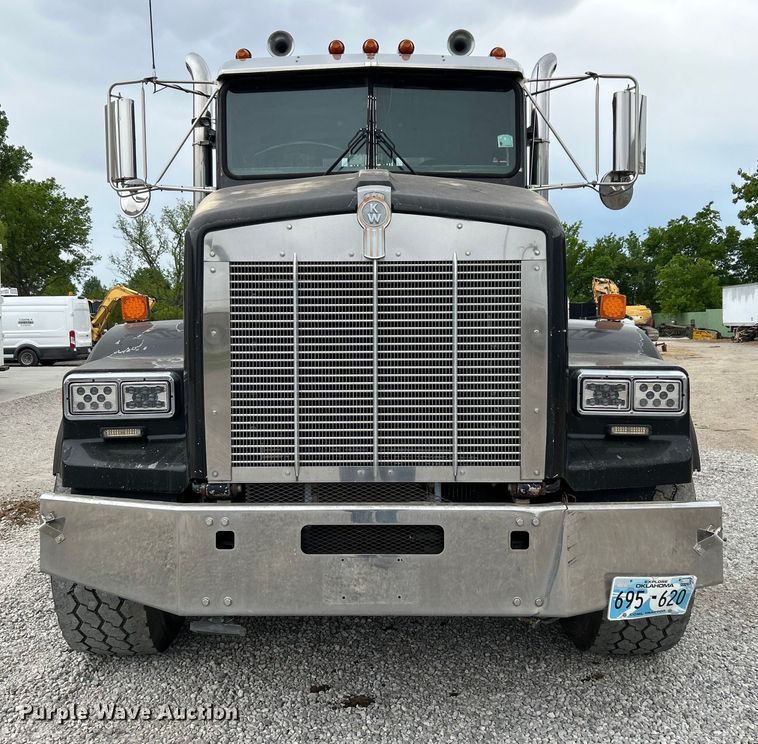 image for item DO1154 1999 Kenworth T800 semi truck
