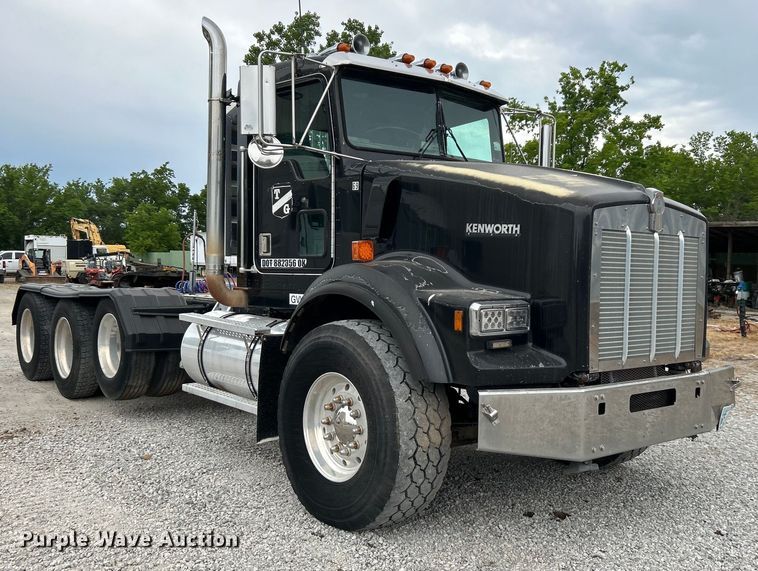image for item DO1154 1999 Kenworth T800 semi truck