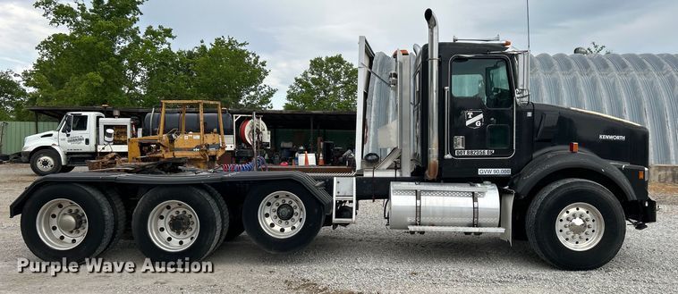 image for item DO1154 1999 Kenworth T800 semi truck