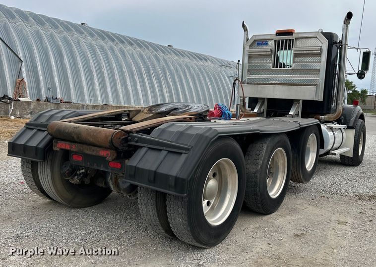 image for item DO1154 1999 Kenworth T800 semi truck