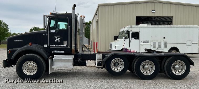 image for item DO1154 1999 Kenworth T800 semi truck