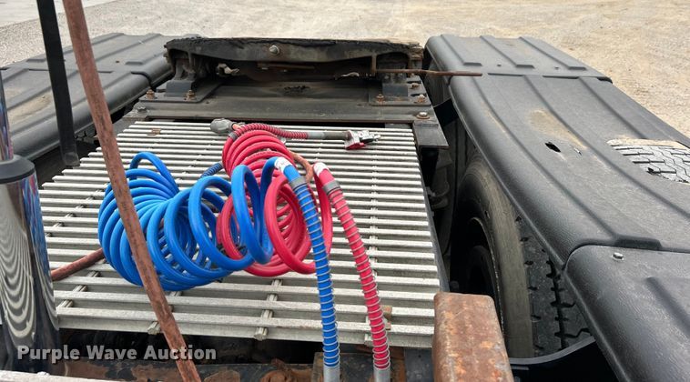 image for item DO1154 1999 Kenworth T800 semi truck