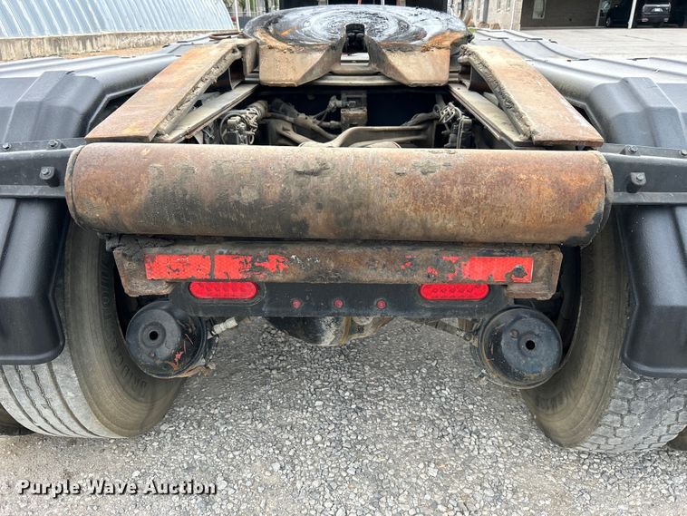 image for item DO1154 1999 Kenworth T800 semi truck