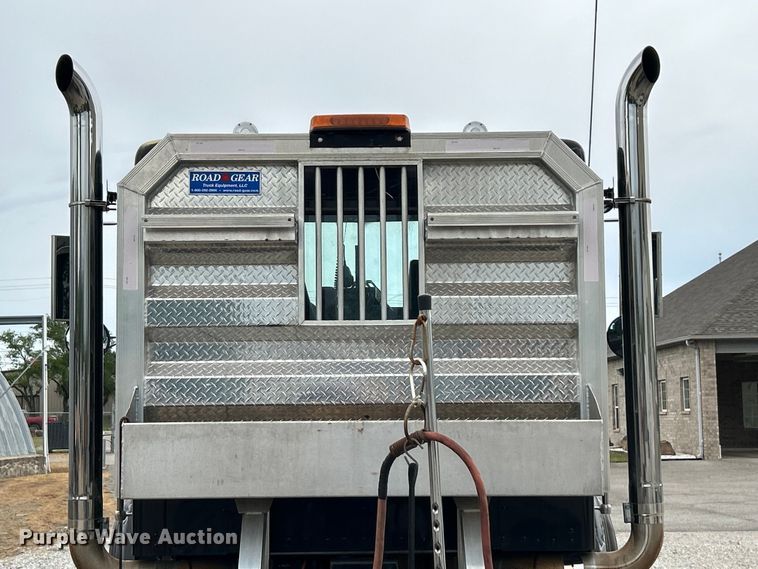 image for item DO1154 1999 Kenworth T800 semi truck