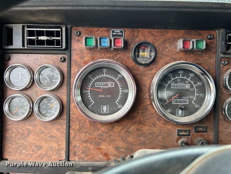 image for item DO1154 1999 Kenworth T800 semi truck