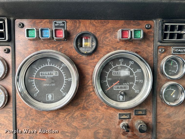 image for item DO1154 1999 Kenworth T800 semi truck