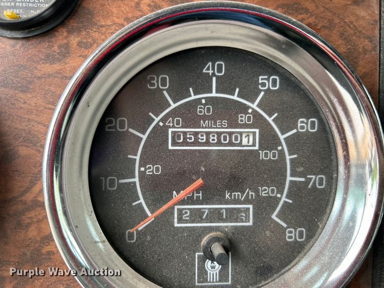 image for item DO1154 1999 Kenworth T800 semi truck