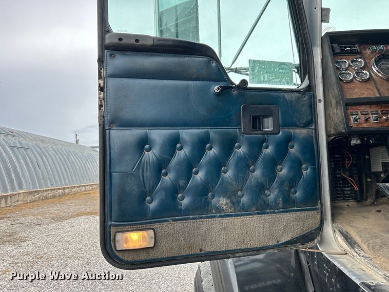 image for item DO1154 1999 Kenworth T800 semi truck