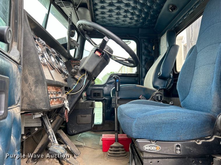 image for item DO1154 1999 Kenworth T800 semi truck