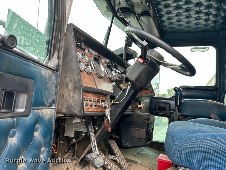 image for item DO1154 1999 Kenworth T800 semi truck