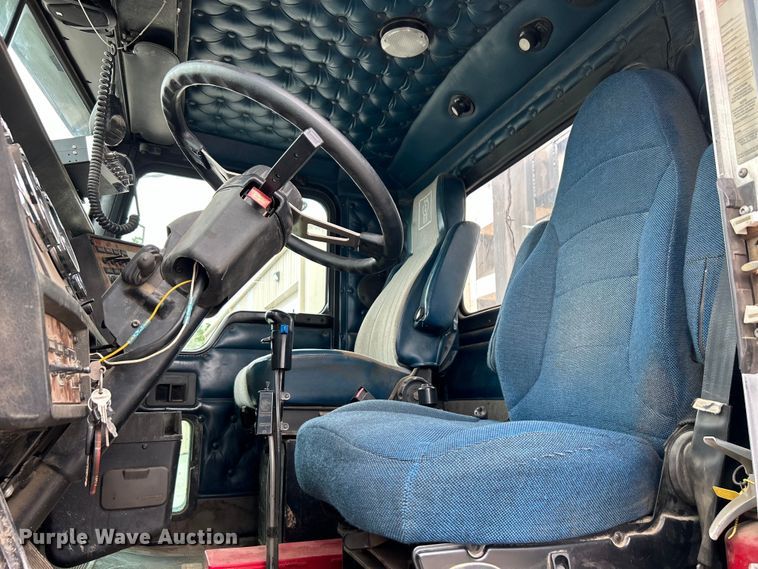 image for item DO1154 1999 Kenworth T800 semi truck