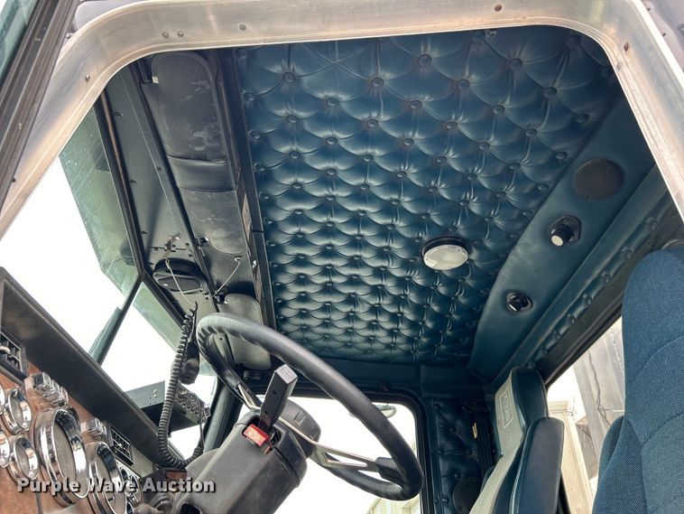 image for item DO1154 1999 Kenworth T800 semi truck