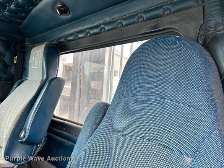 image for item DO1154 1999 Kenworth T800 semi truck