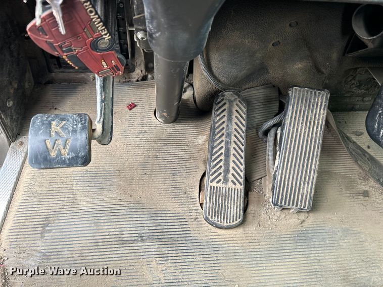 image for item DO1154 1999 Kenworth T800 semi truck