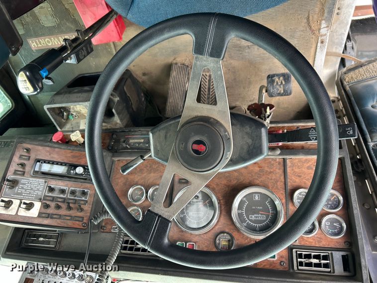 image for item DO1154 1999 Kenworth T800 semi truck