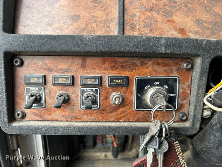 image for item DO1154 1999 Kenworth T800 semi truck