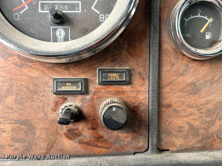 image for item DO1154 1999 Kenworth T800 semi truck