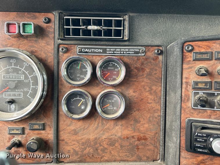 image for item DO1154 1999 Kenworth T800 semi truck