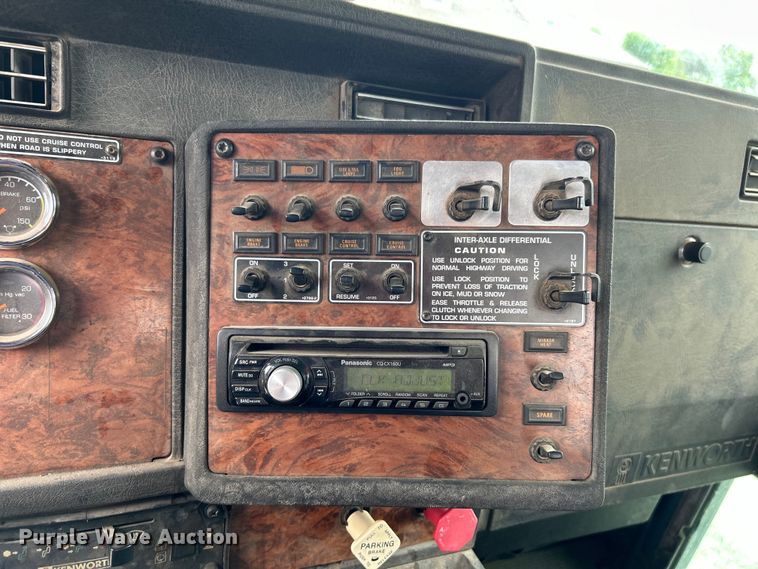 image for item DO1154 1999 Kenworth T800 semi truck