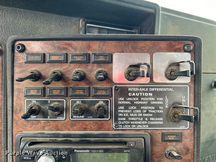 image for item DO1154 1999 Kenworth T800 semi truck