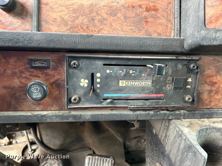 image for item DO1154 1999 Kenworth T800 semi truck