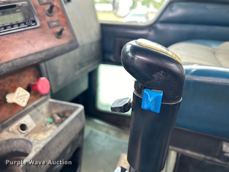 image for item DO1154 1999 Kenworth T800 semi truck