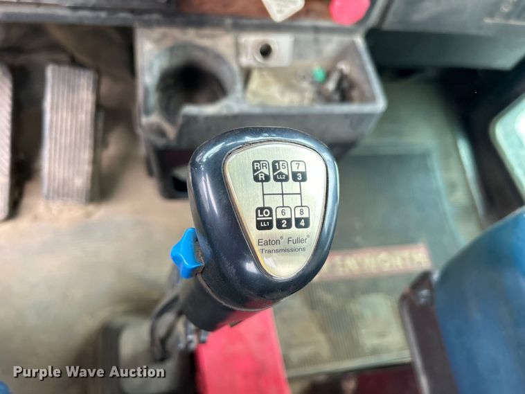 image for item DO1154 1999 Kenworth T800 semi truck