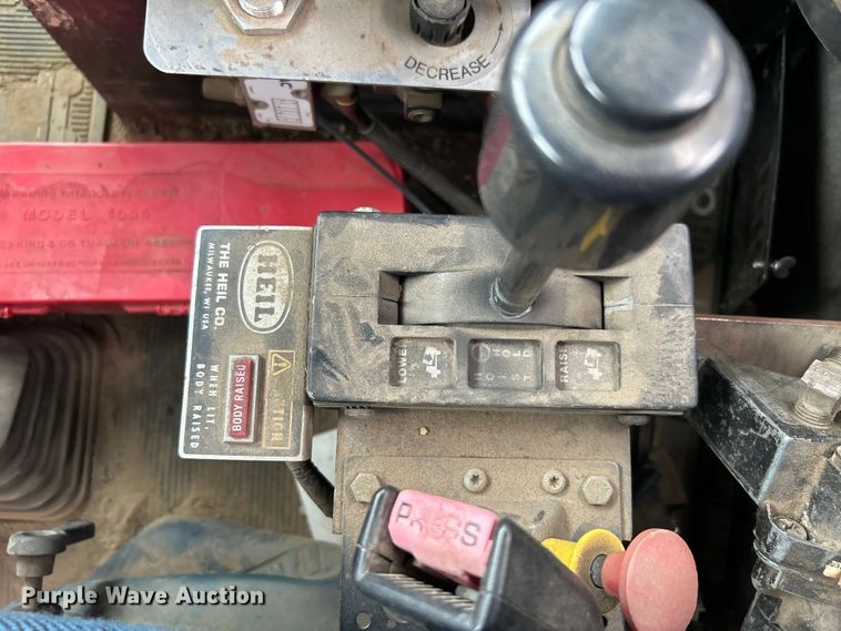 image for item DO1154 1999 Kenworth T800 semi truck