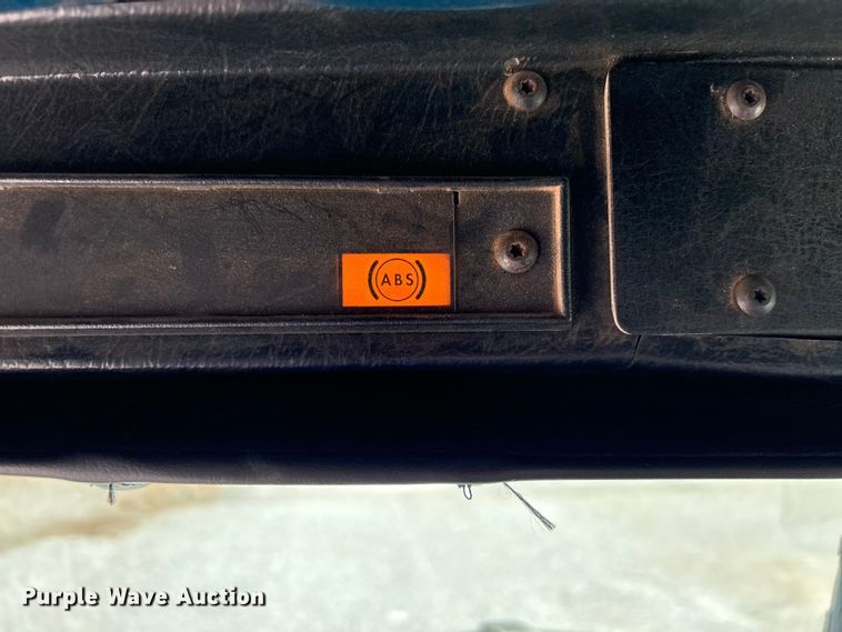 image for item DO1154 1999 Kenworth T800 semi truck