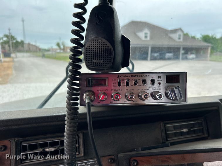 image for item DO1154 1999 Kenworth T800 semi truck