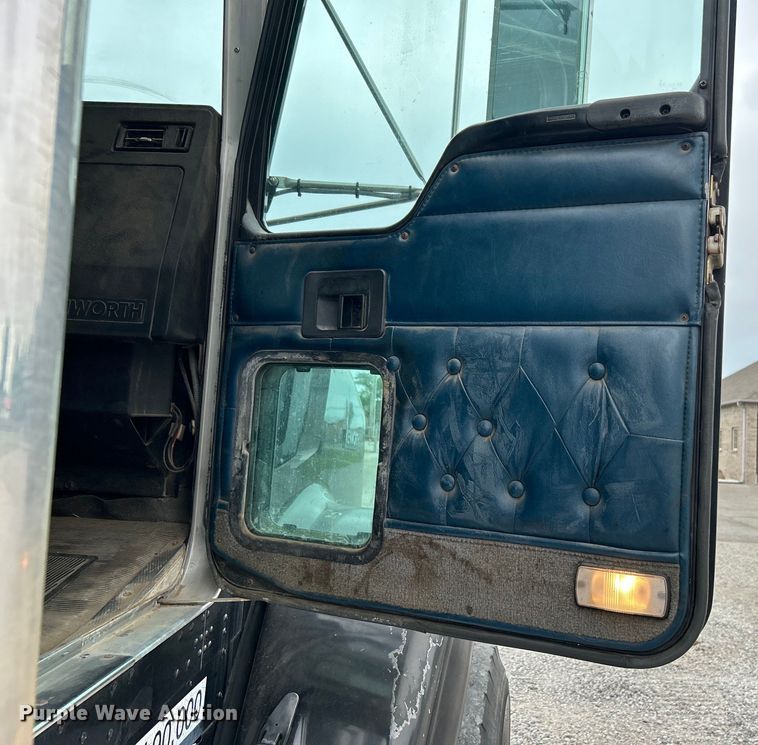 image for item DO1154 1999 Kenworth T800 semi truck