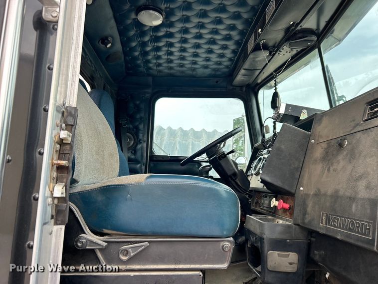 image for item DO1154 1999 Kenworth T800 semi truck