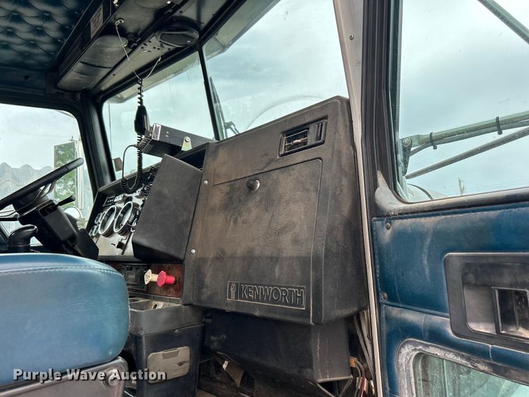 image for item DO1154 1999 Kenworth T800 semi truck