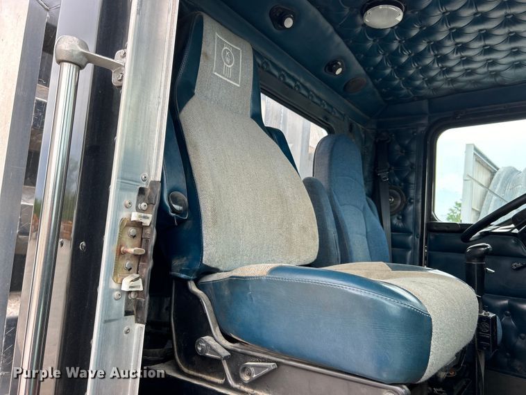 image for item DO1154 1999 Kenworth T800 semi truck
