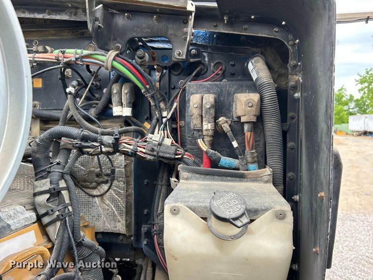 image for item DO1154 1999 Kenworth T800 semi truck