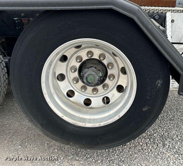 image for item DO1154 1999 Kenworth T800 semi truck