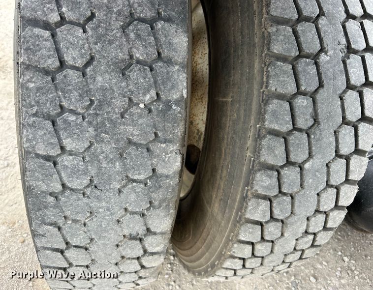 image for item DO1154 1999 Kenworth T800 semi truck