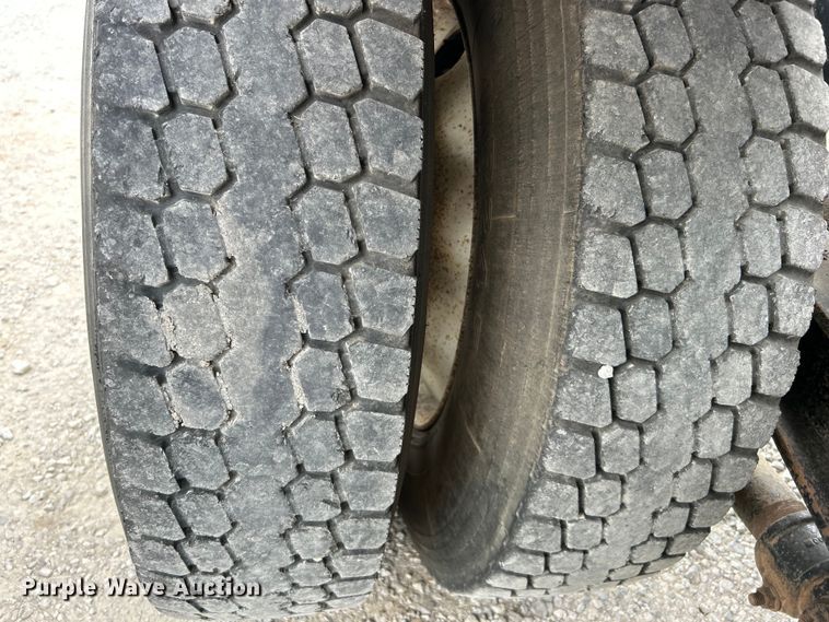 image for item DO1154 1999 Kenworth T800 semi truck