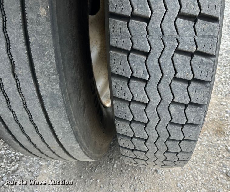 image for item DO1154 1999 Kenworth T800 semi truck