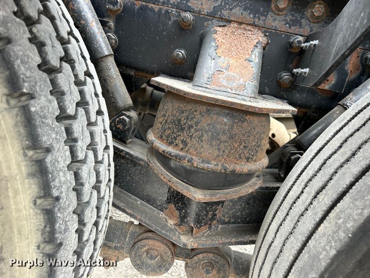 image for item DO1154 1999 Kenworth T800 semi truck