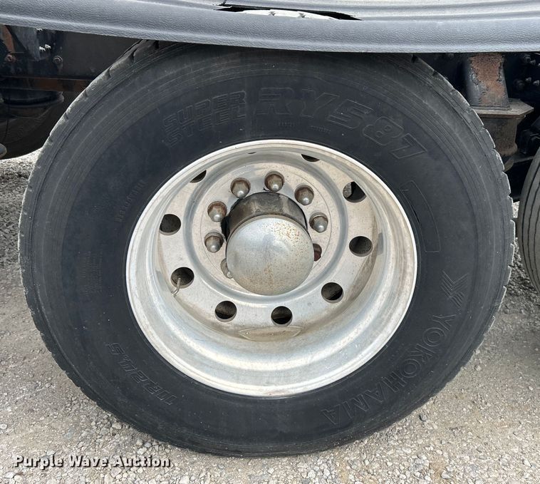 image for item DO1154 1999 Kenworth T800 semi truck