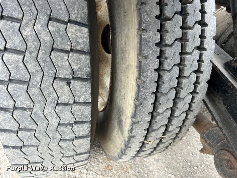 image for item DO1154 1999 Kenworth T800 semi truck