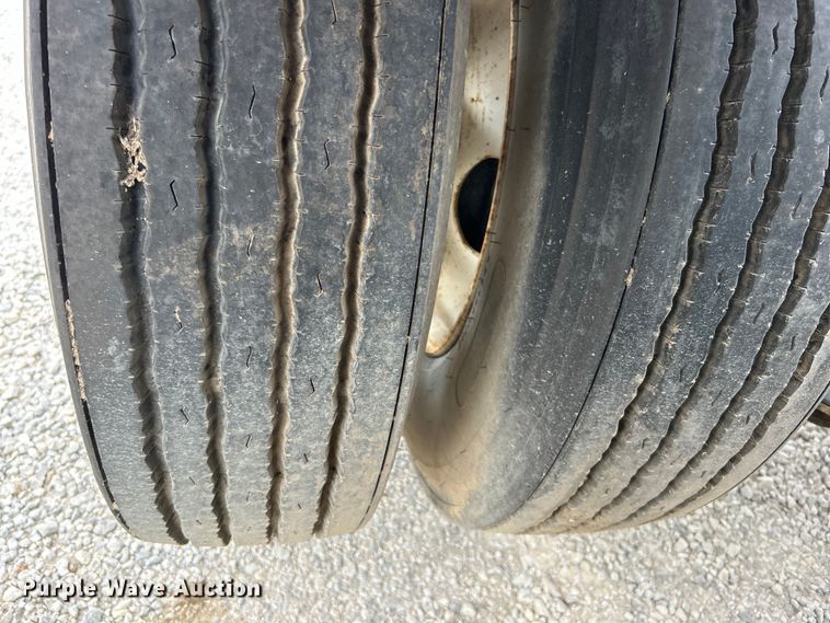 image for item DO1154 1999 Kenworth T800 semi truck