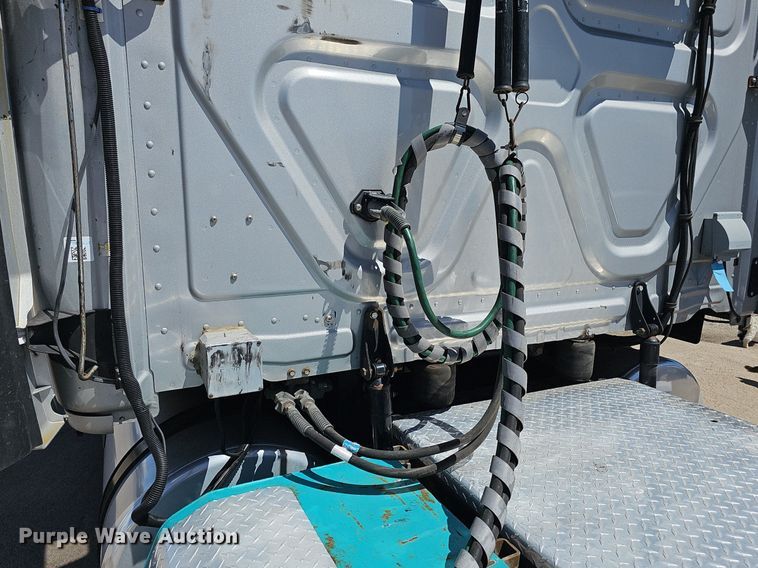 image for item DP0886 2015 Freightliner Cascadia  semi truck