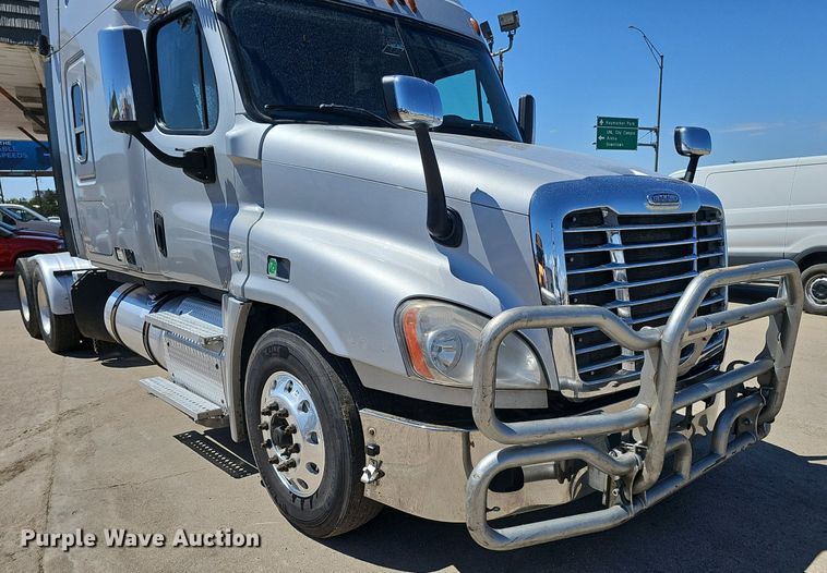 image for item DP0886 2015 Freightliner Cascadia  semi truck