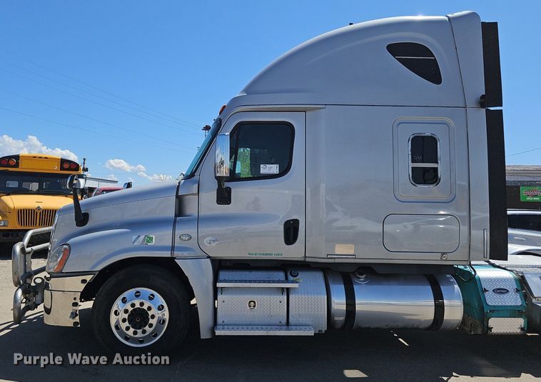 image for item DP0886 2015 Freightliner Cascadia  semi truck
