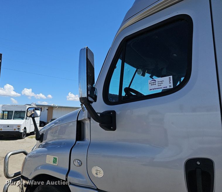 image for item DP0886 2015 Freightliner Cascadia  semi truck