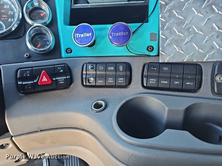 image for item DP0886 2015 Freightliner Cascadia  semi truck