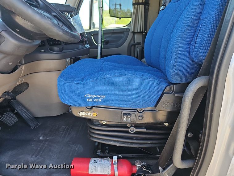 image for item DP0886 2015 Freightliner Cascadia  semi truck